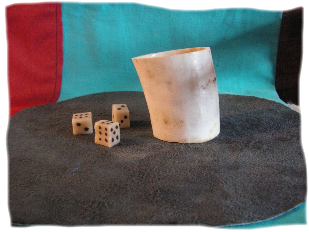 jeu gobelet 3 dés et tapis cuir